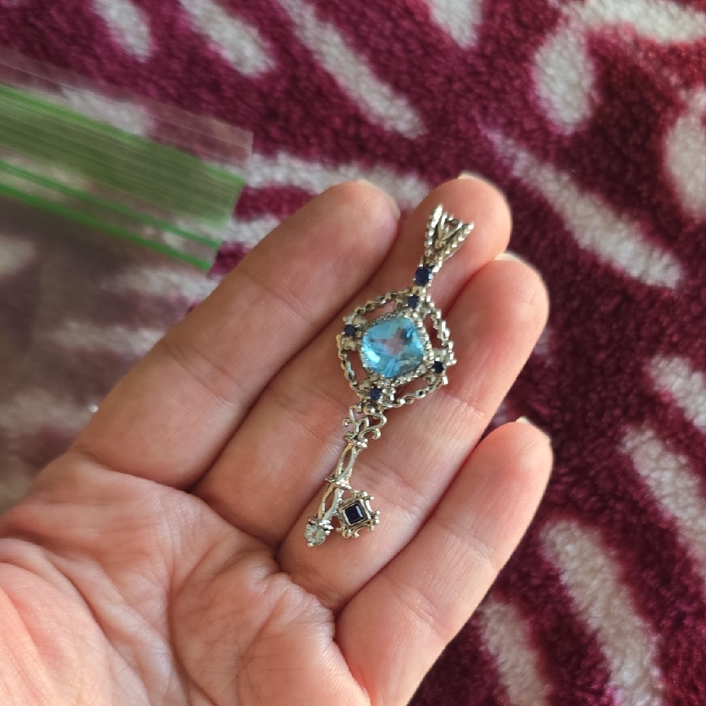 Elegant Silver and Blue Pendant Necklace